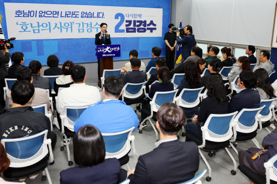 지난 22일 오후 광주 서구 더불어민주당 광주시당에서 김경수 대선 경선 후보의 지역 당원 간담회가 열리고 있다.연합뉴스